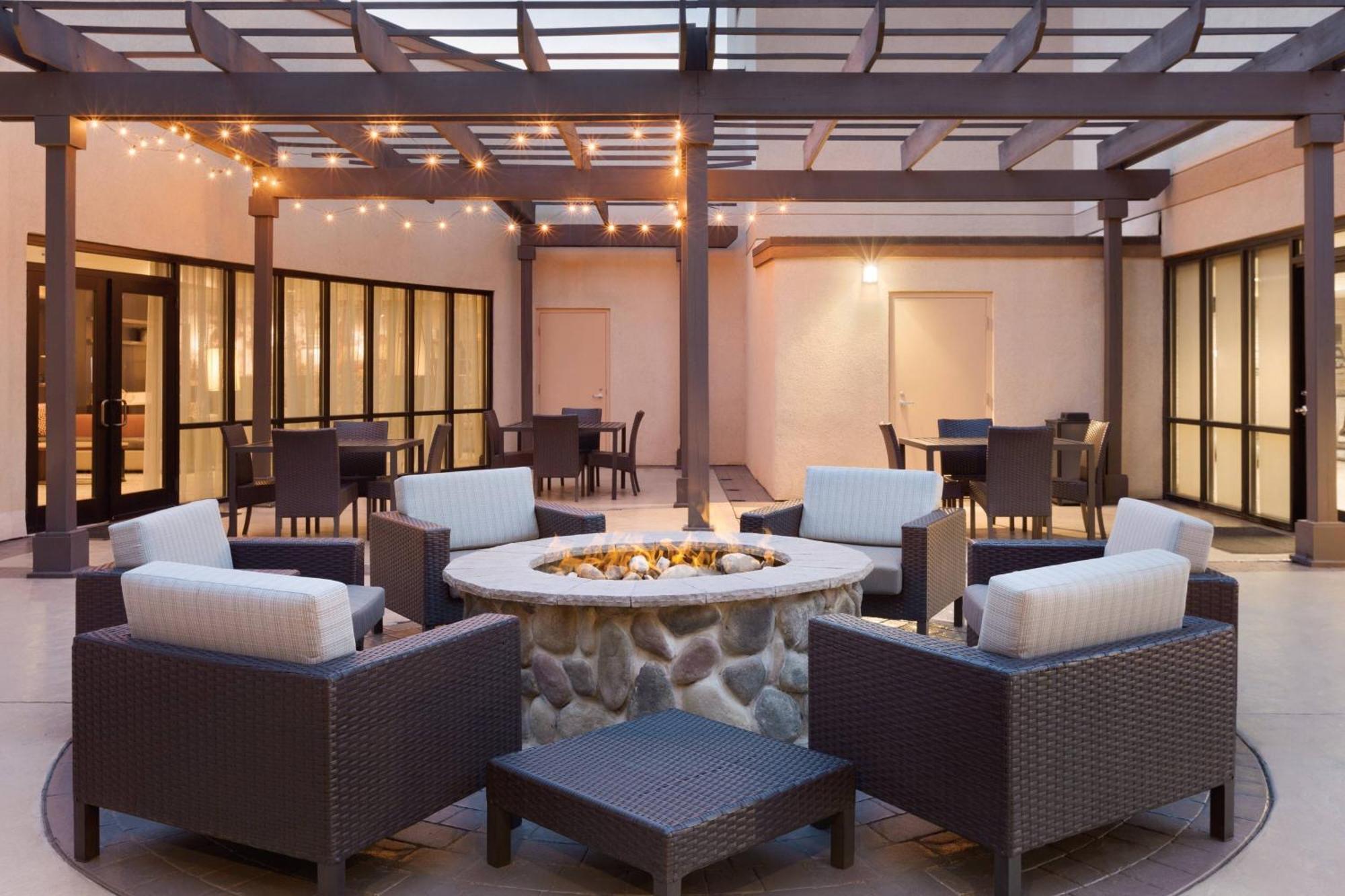Courtyard Charlotte Airport North Hotel Ngoại thất bức ảnh